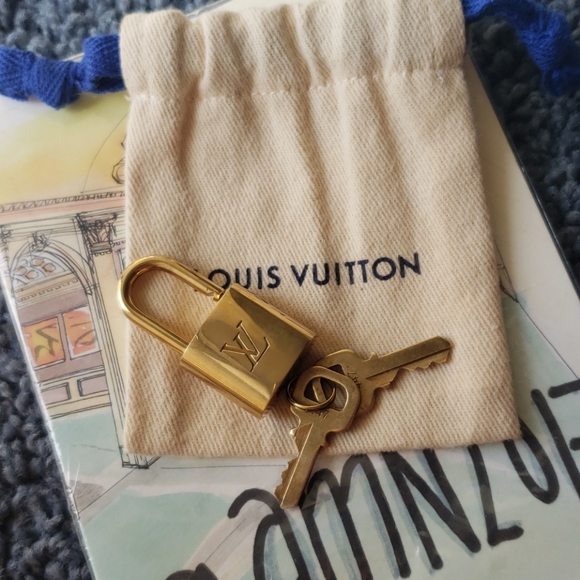 Louis Vuitton Lock & 2 Keys w/ Dustbag -LV Padlock - Picture 3 of 7